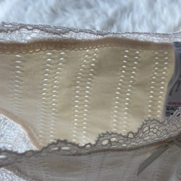 Forever 21 lace trim cheeky panty cream color seamless eyelet material vanilla M - Picture 9 of 11